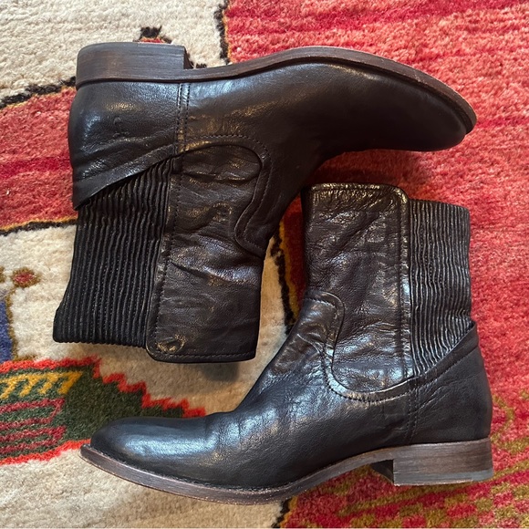 Frye Melissa Scrunch Short Boots. Black leather. Women's Size 7.5 - Picture 2 of 5